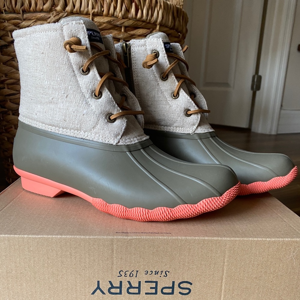 NEW Sperry Women’s duck boots size 9. Never worn